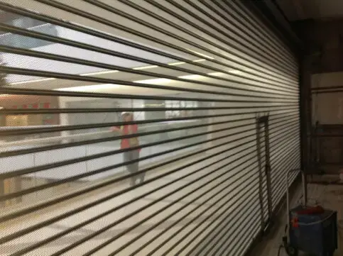Cortina metálica microperforada en un comercio del Centro de Montevideo