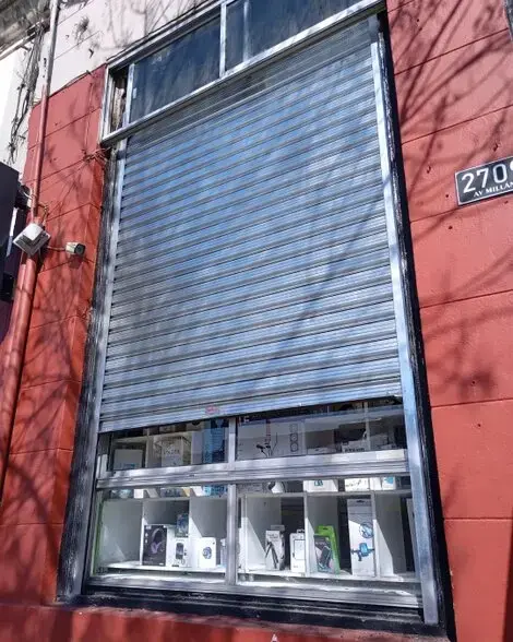 Vano de un local comercial con cortina metálica en Montevideo