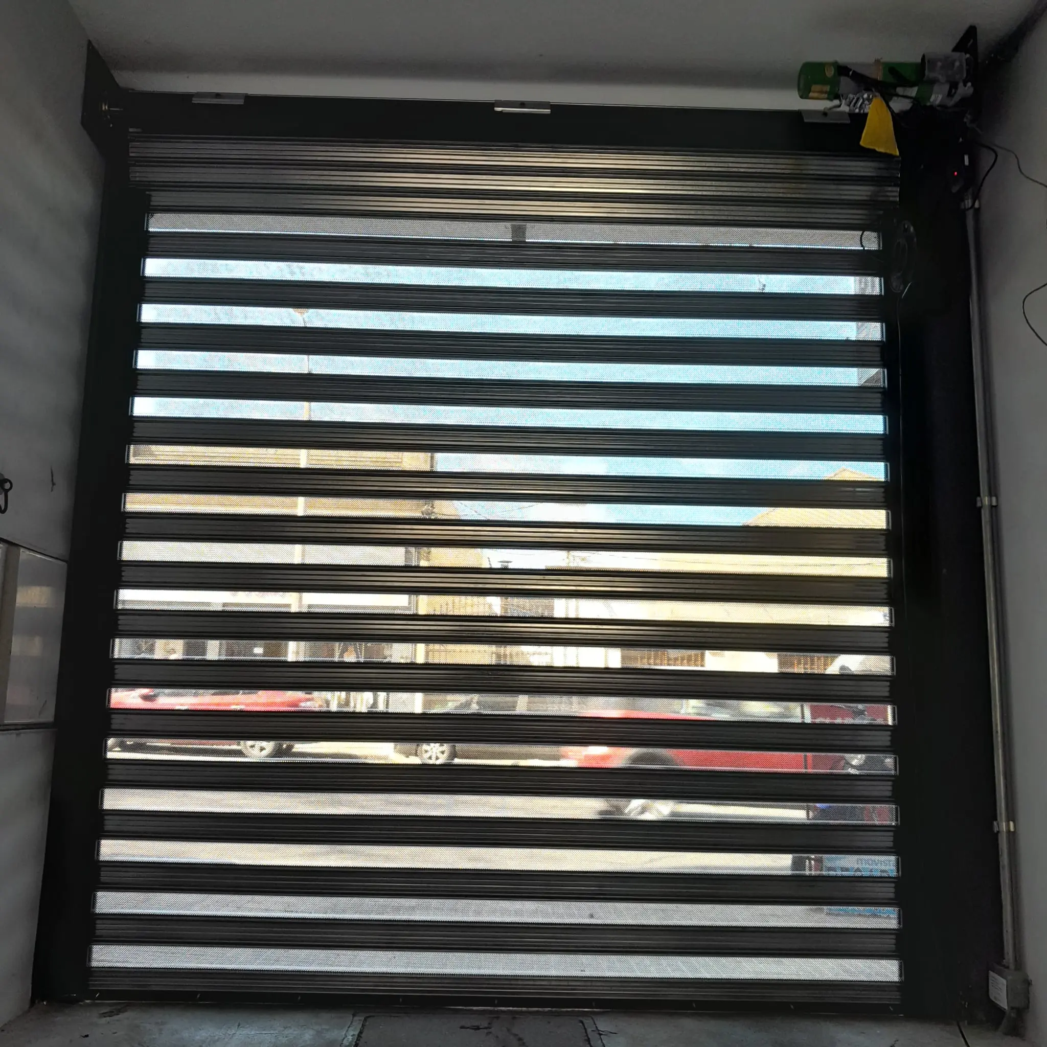 Cortina metálica instalada en Montevideo