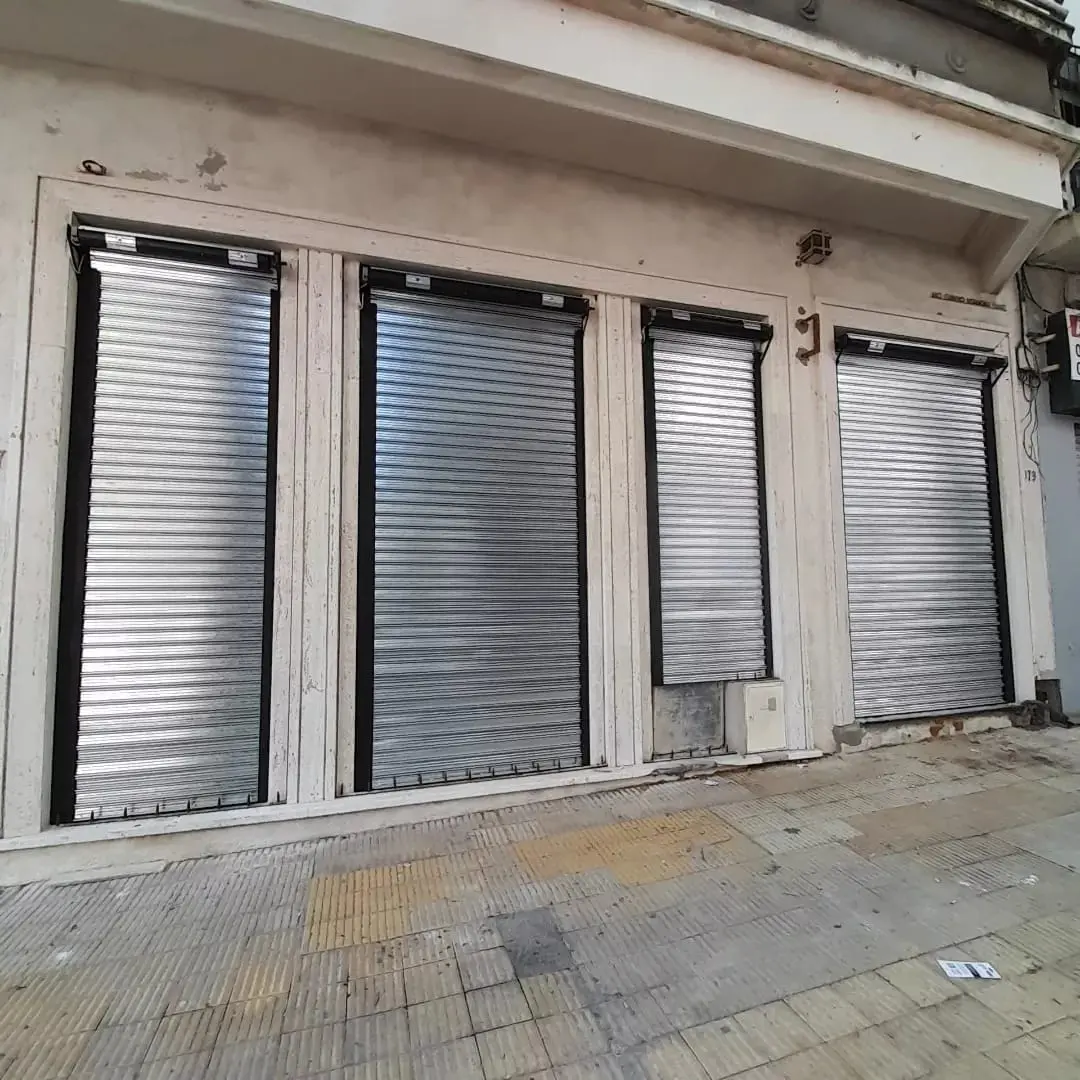 Cortina metálica de garaje en una casa de Carrasco