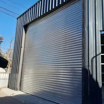 Cortina metálica en un local comercial del Cordón, Montevideo