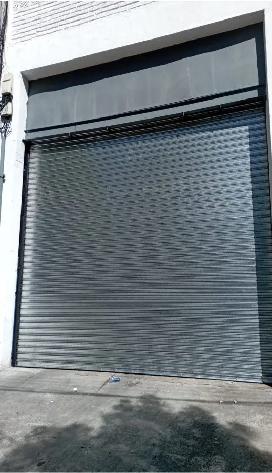 Cortina metálica forzada tras un intento de robo en un comercio