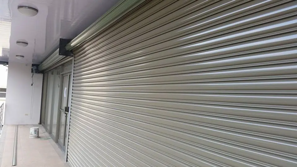 Cortina metálica instalada en un local comercial de Ciudad de la Costa